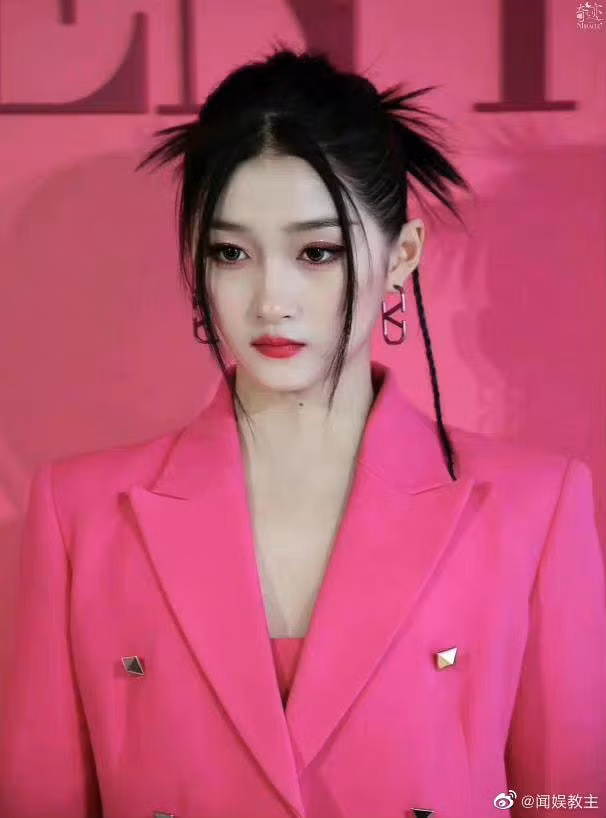 Trang điểm và làm tóc của Quan Hiểu Đồng cũng được đánh giá cao về độ độc đáo.