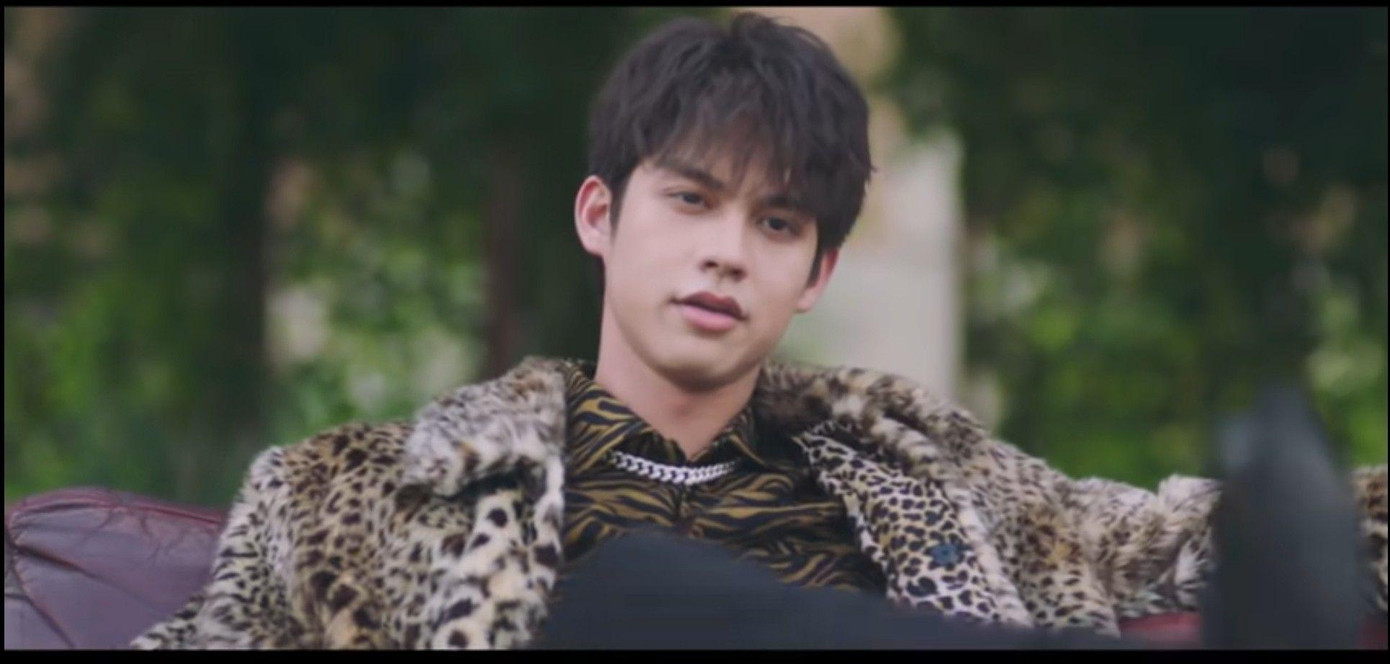 Bright cũng được khen ngợi ở một số phân cảnh thể hiện đúng tính cách kiêu ngạo của chàng thiếu gia Thyme. Bright cũng được khen ngợi ở một số phân cảnh thể hiện đúng tính cách kiêu ngạo của chàng thiếu gia Thyme.