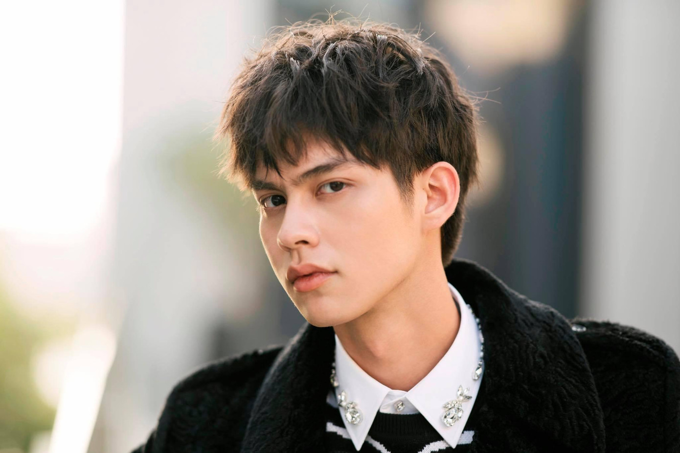 Bright Vachirawit trong bộ phim Vườn Sao Băng bản Thái. Bright Vachirawit trong bộ phim Vườn Sao Băng bản Thái.