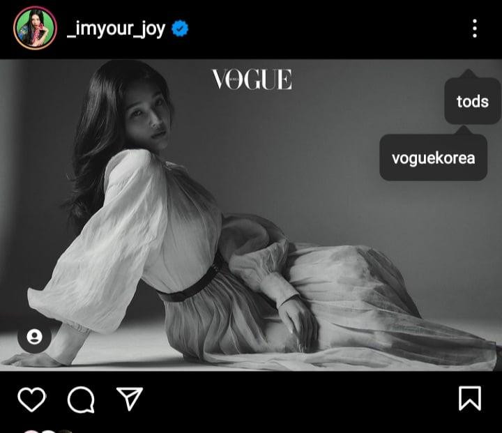 Joy (Red Velvet) tag tên tạp chí và thương hiệu khi đăng lại ảnh. Joy (Red Velvet) tag tên tạp chí và thương hiệu khi đăng lại ảnh.