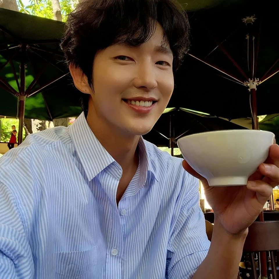 Loạt ảnh check-in tại Hội An của Lee Jun Ki khiến fan "rần rần", muốn tới Đà Nẵng để "cheap moment" với thần tượng ngay lập tức. Loạt ảnh check-in tại Hội An của Lee Jun Ki khiến fan "rần rần", muốn tới Đà Nẵng để "cheap moment" với thần tượng ngay lập tức.