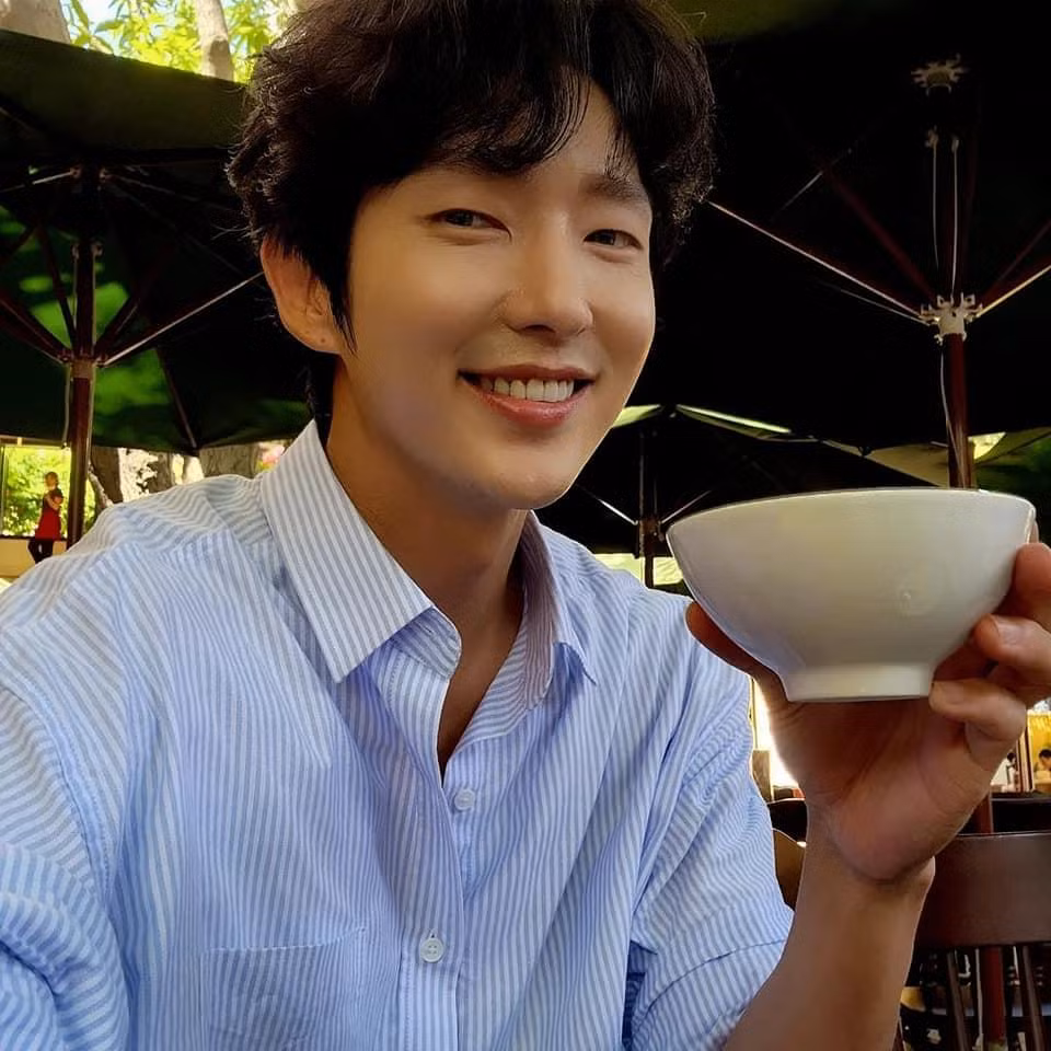 Loạt ảnh check-in tại Hội An của Lee Jun Ki khiến fan "rần rần", muốn tới Đà Nẵng để "cheap moment" với thần tượng ngay lập tức.