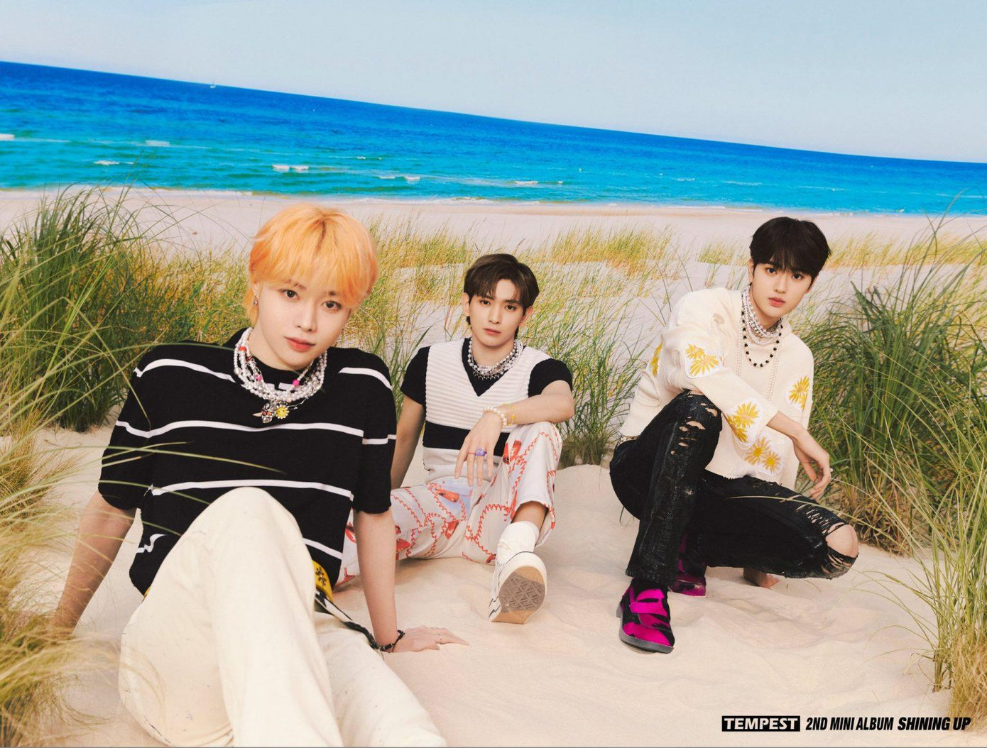 Dù chụp ảnh &quot;nhá hàng&quot; với hai phong cách nhưng concept tươi sáng vẫn được TEMPEST chú trọng hơn, ăn khớp với chủ đề &quot;shining up&quot; (tỏa sáng lên) của album.