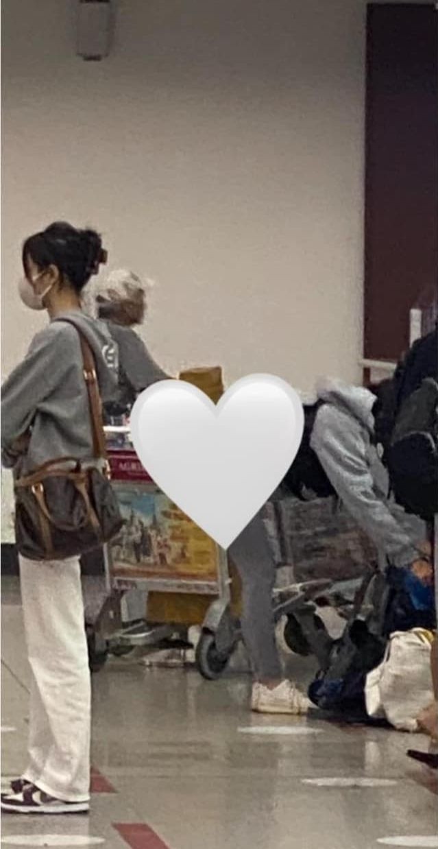 Lisa để mặt mộc, diện áo và đeo chiếc túi CELINE quen thuộc.