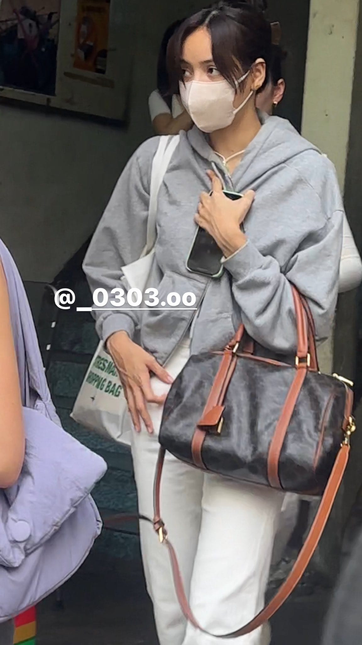 Lisa để mặt mộc, diện áo và đeo chiếc túi CELINE quen thuộc.