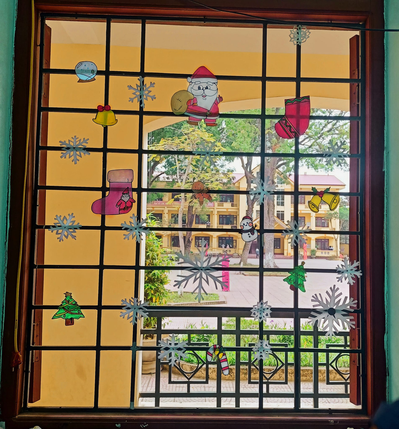 Cửa sổ cũng được teen thay áo mới với loạt icon Xmas. - Ảnh: Nguyễn Thị Như Quỳnh