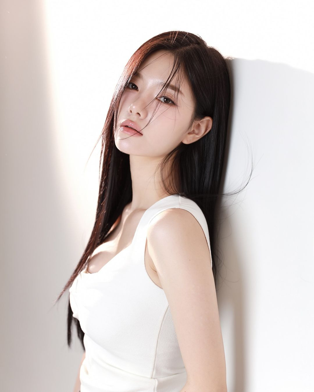 Lee Rayeon có gương mặt nhỏ nhắn và thân hình mảnh mai. Visual của cô cũng nhận được nhiều lời khen nhờ vào vẻ thuần khiết, nhẹ nhàng đúng chuẩn Hàn Quốc. Lee Rayeon có gương mặt nhỏ nhắn và thân hình mảnh mai. Visual của cô cũng nhận được nhiều lời khen nhờ vào vẻ thuần khiết, nhẹ nhàng đúng chuẩn Hàn Quốc.