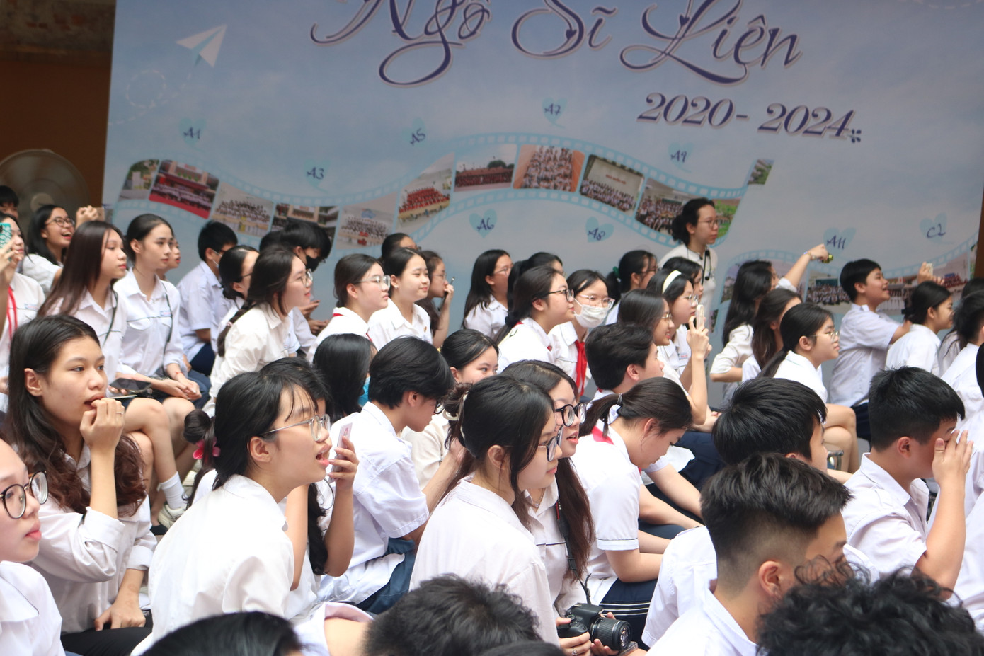 Teen chăm chú theo dõi video, cũng thích thú, bàn luận náo nhiệt khi thấy cô bạn/cậu bạn chung lớp xuất hiện.