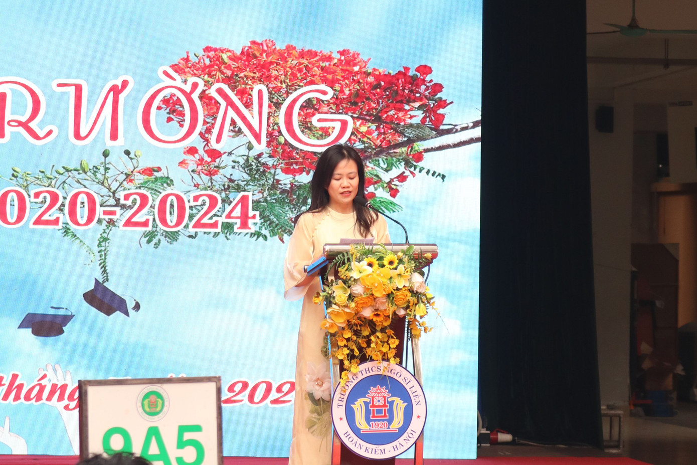 Cô Lê Thị Kim Loan - đại diện cho các giáo viên chủ nhiệm lớp 9 tâm sự với teen trong buổi lễ.