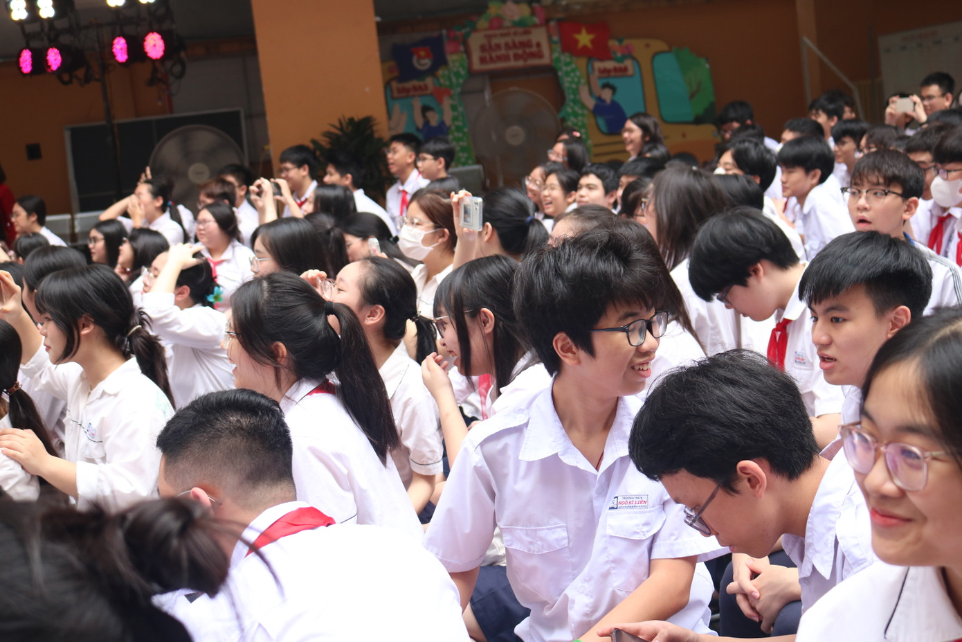 Teen chăm chú theo dõi video, cũng thích thú, bàn luận náo nhiệt khi thấy cô bạn/cậu bạn chung lớp xuất hiện.