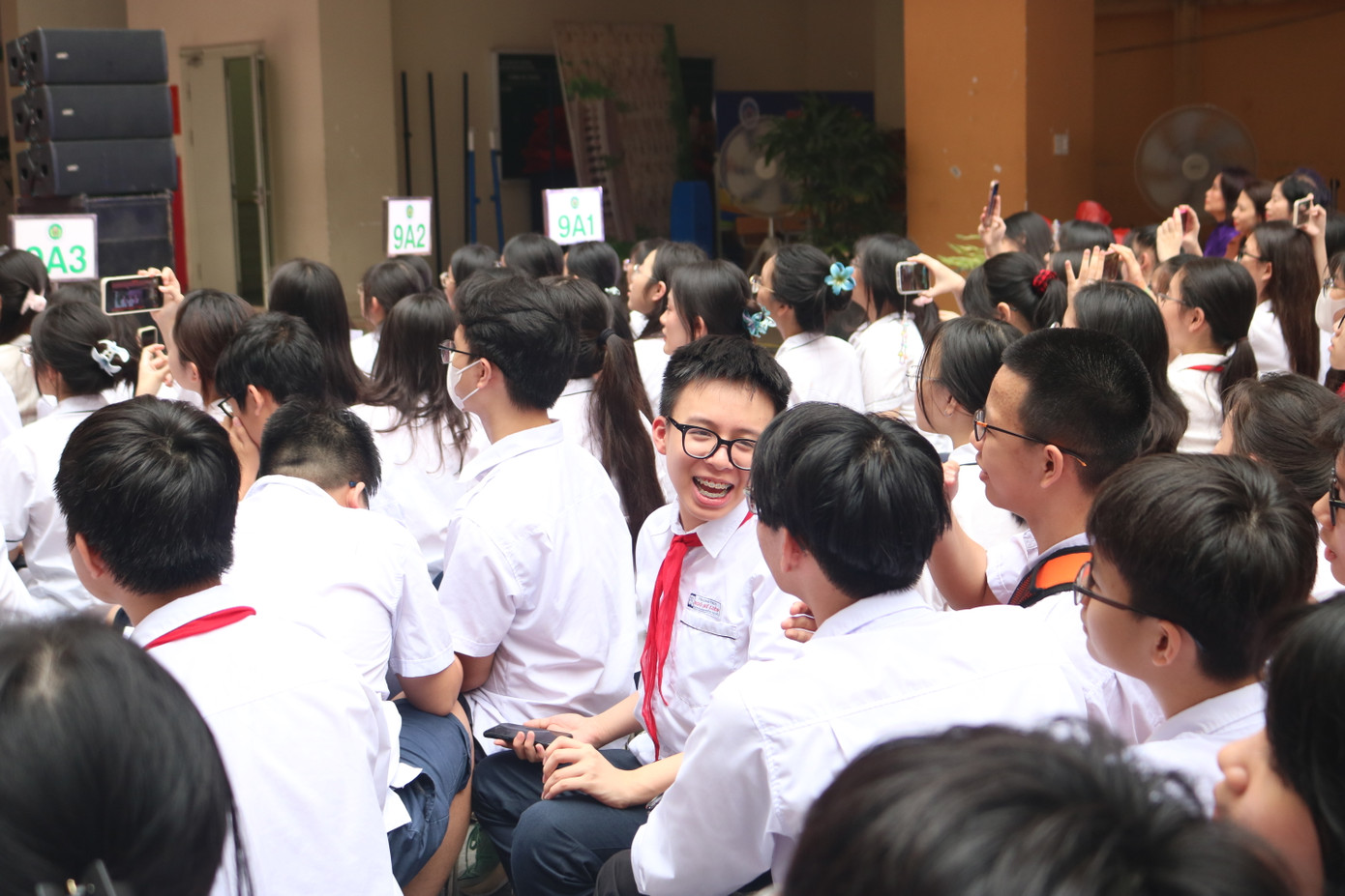 Teen chăm chú theo dõi video, cũng thích thú, bàn luận náo nhiệt khi thấy cô bạn/cậu bạn chung lớp xuất hiện.