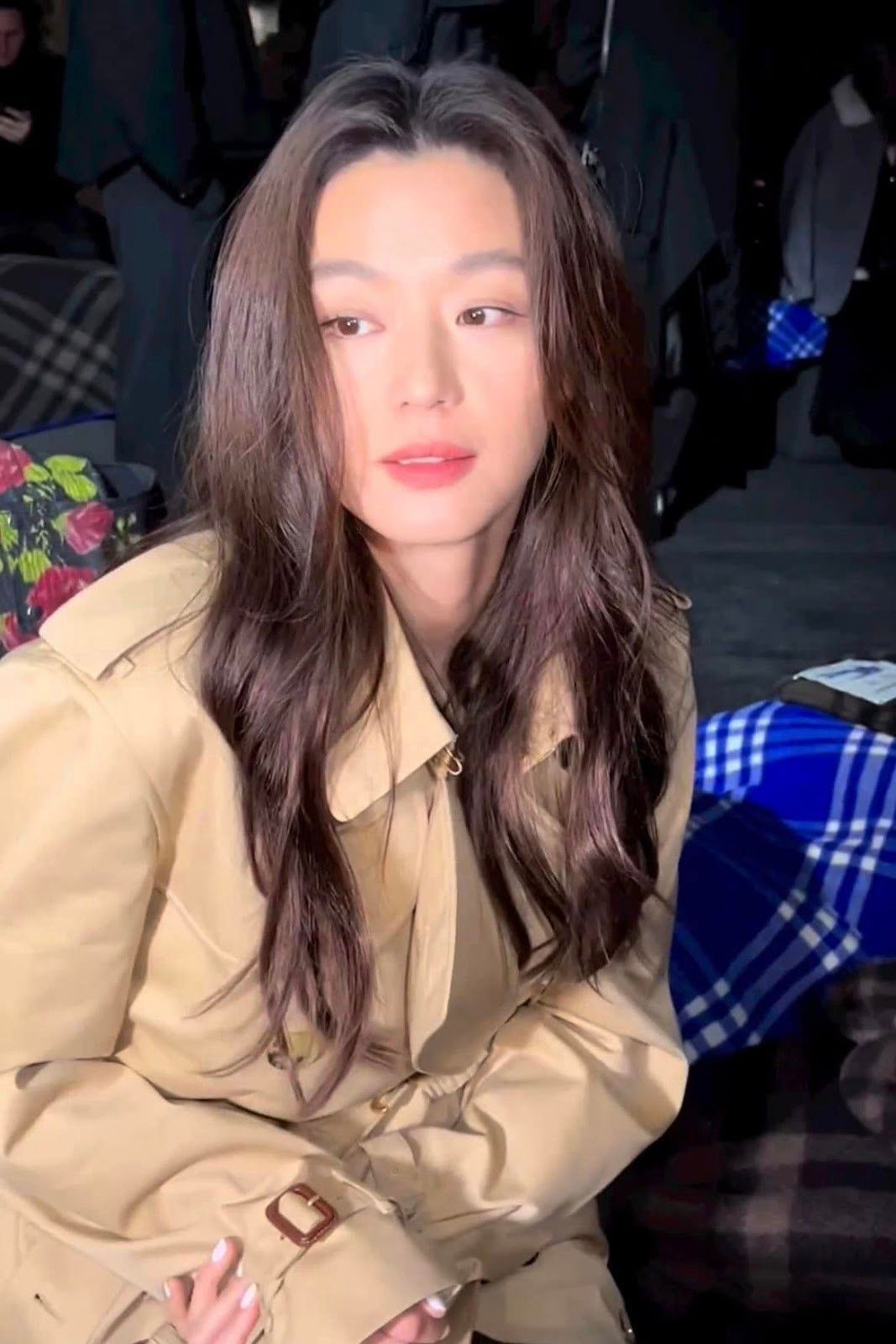 Dù chỉ diện trang phục đơn giản nhưng nhan sắc trẻ trung, thần thái sang chảnh ở tuổi 41 của Jeon Ji Hyun vẫn khiến công chúng phải trầm trồ không ngớt. Dù chỉ diện trang phục đơn giản nhưng nhan sắc trẻ trung, thần thái sang chảnh ở tuổi 41 của Jeon Ji Hyun vẫn khiến công chúng phải trầm trồ không ngớt.