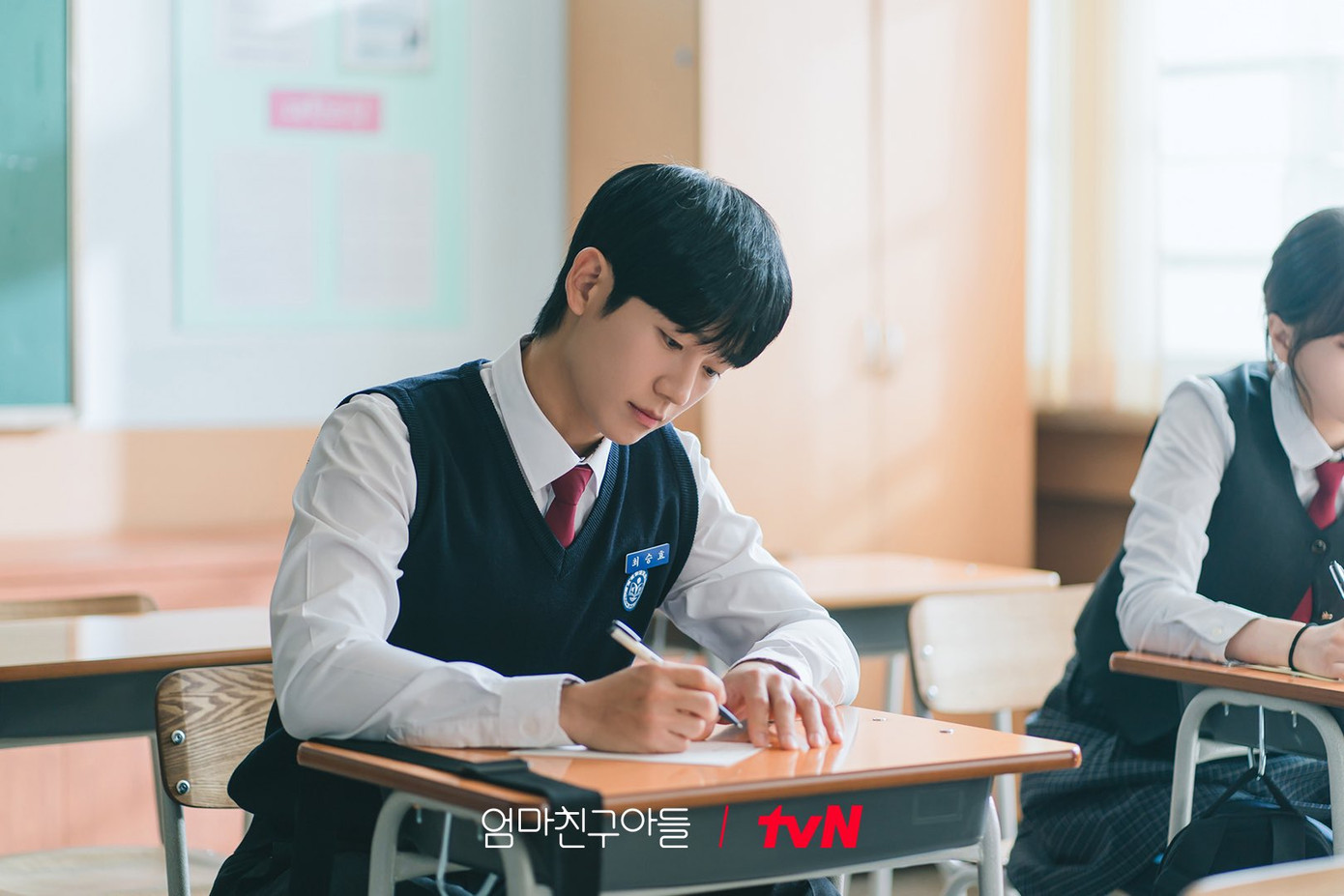 Đều ngoài 30 tuổi, nhưng Jung So Min và Jung Hae In vẫn vào vai học sinh Trung học ngọt xớt.