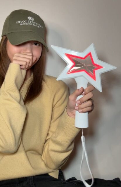 Mẫu lightstick của Lisa được đánh giá là bước đi hợp lý trong chiếc dịch branding cho đợt tái xuất này lẫn tương lai của cô. Mẫu lightstick của Lisa được đánh giá là bước đi hợp lý trong chiếc dịch branding cho đợt tái xuất này lẫn tương lai của cô.