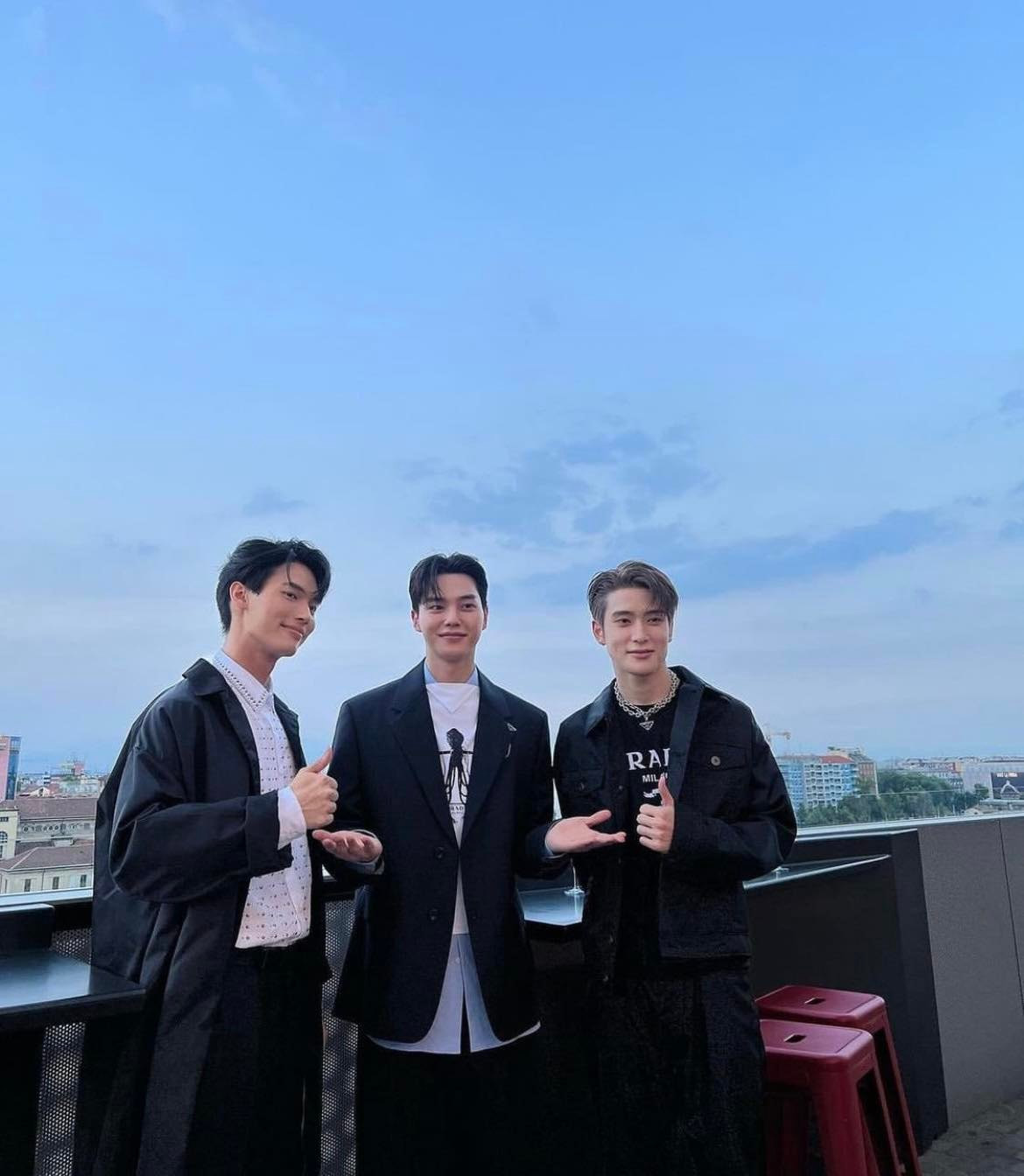 Màn "đọ sắc" của nam thần Thái Lan cùng Song Kang (trung tâm) và Jaehyun (NCT, đứng ngoài cùng bên phải) gây sốt mạng xã hội. Màn "đọ sắc" của nam thần Thái Lan cùng Song Kang (trung tâm) và Jaehyun (NCT, đứng ngoài cùng bên phải) gây sốt mạng xã hội.