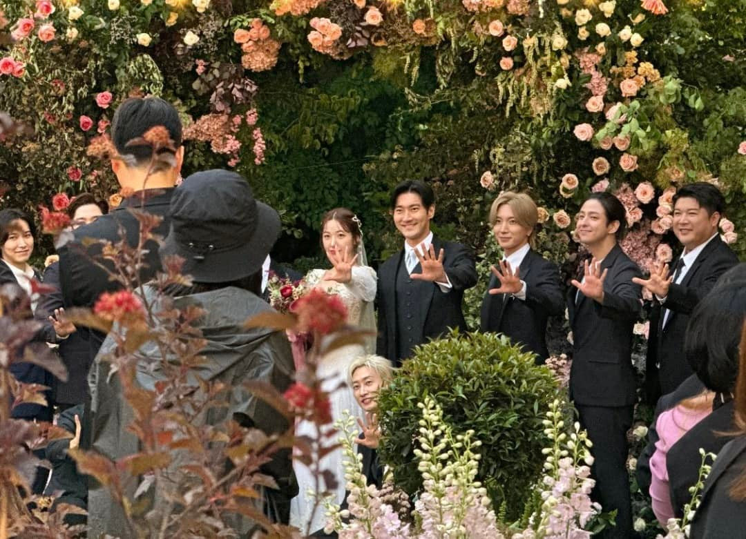 Cô dâu, chú rể cùng SUJU tạo dáng chào của nhóm. Chưa phải ảnh chất lượng cao và đầy đủ nhưng đây là khung hình khiến fan phải "gào thét" trong hạnh phúc. Cô dâu, chú rể cùng SUJU tạo dáng chào của nhóm. Chưa phải ảnh chất lượng cao và đầy đủ nhưng đây là khung hình khiến fan phải "gào thét" trong hạnh phúc.