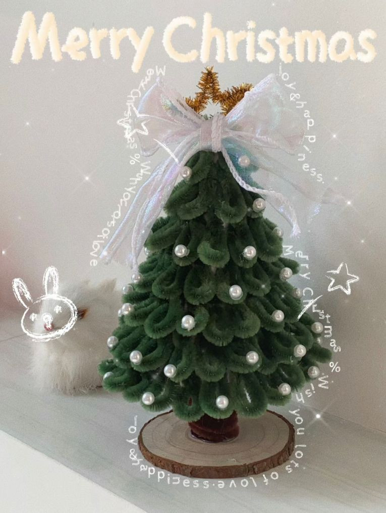 Ngoài việc mua sẵn, bạn có thể mua set nguyên liệu làm cây thông kẽm nhung để tự chế tác, tùy ý phối màu, trang trí sẽ cho ra thành phẩm độc nhất, mang đậm nét riêng.