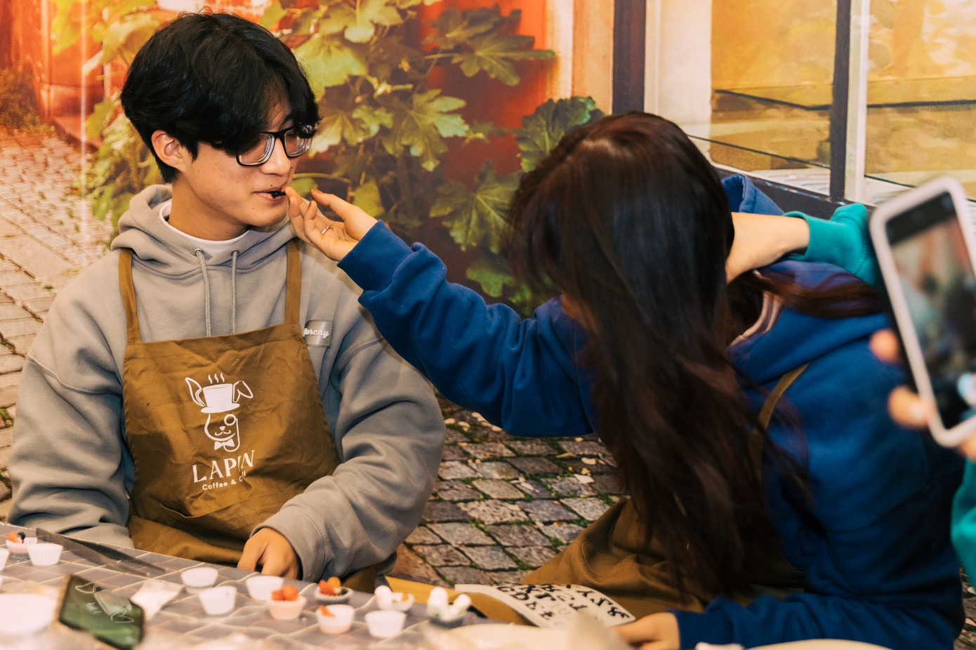 Vừa làm sôcôla có thể thuận tiện "phát đường", ahihi. - Ảnh: Lapin Coffee & Bakery Vừa làm sôcôla có thể thuận tiện "phát đường", ahihi. - Ảnh: Lapin Coffee & Bakery