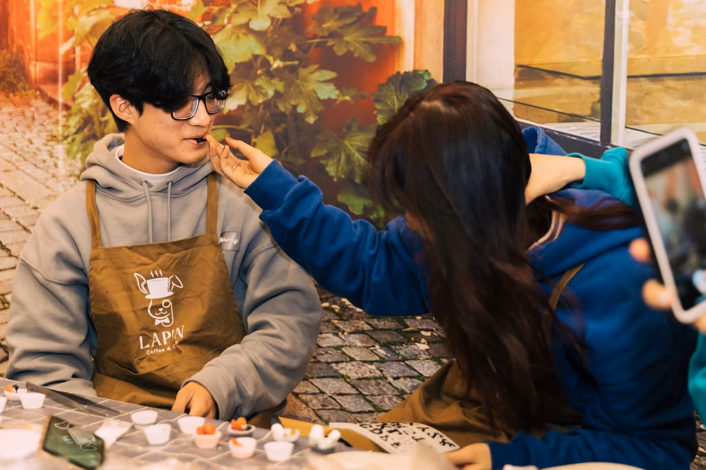 Vừa làm sôcôla có thể thuận tiện "phát đường", ahihi. - Ảnh: Lapin Coffee &amp; Bakery