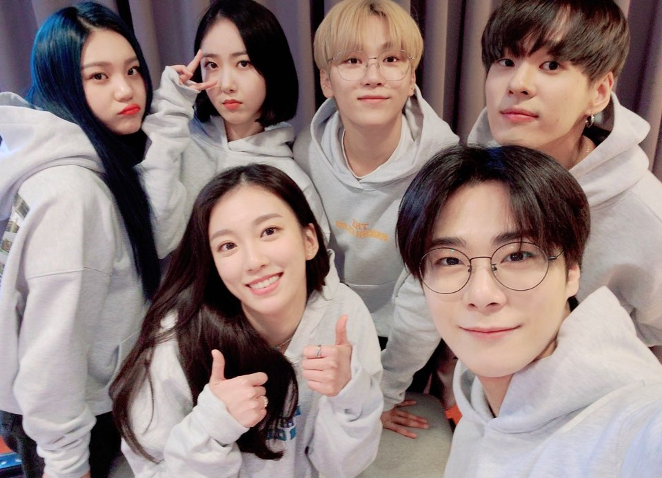 Moonbin cũng là một mảnh ghép của hội bạn 98-line nổi tiếng của K-Pop.