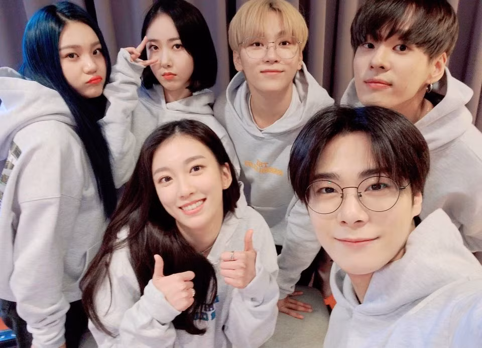 Moonbin cũng là một mảnh ghép của hội bạn 98-line nổi tiếng của K-Pop.