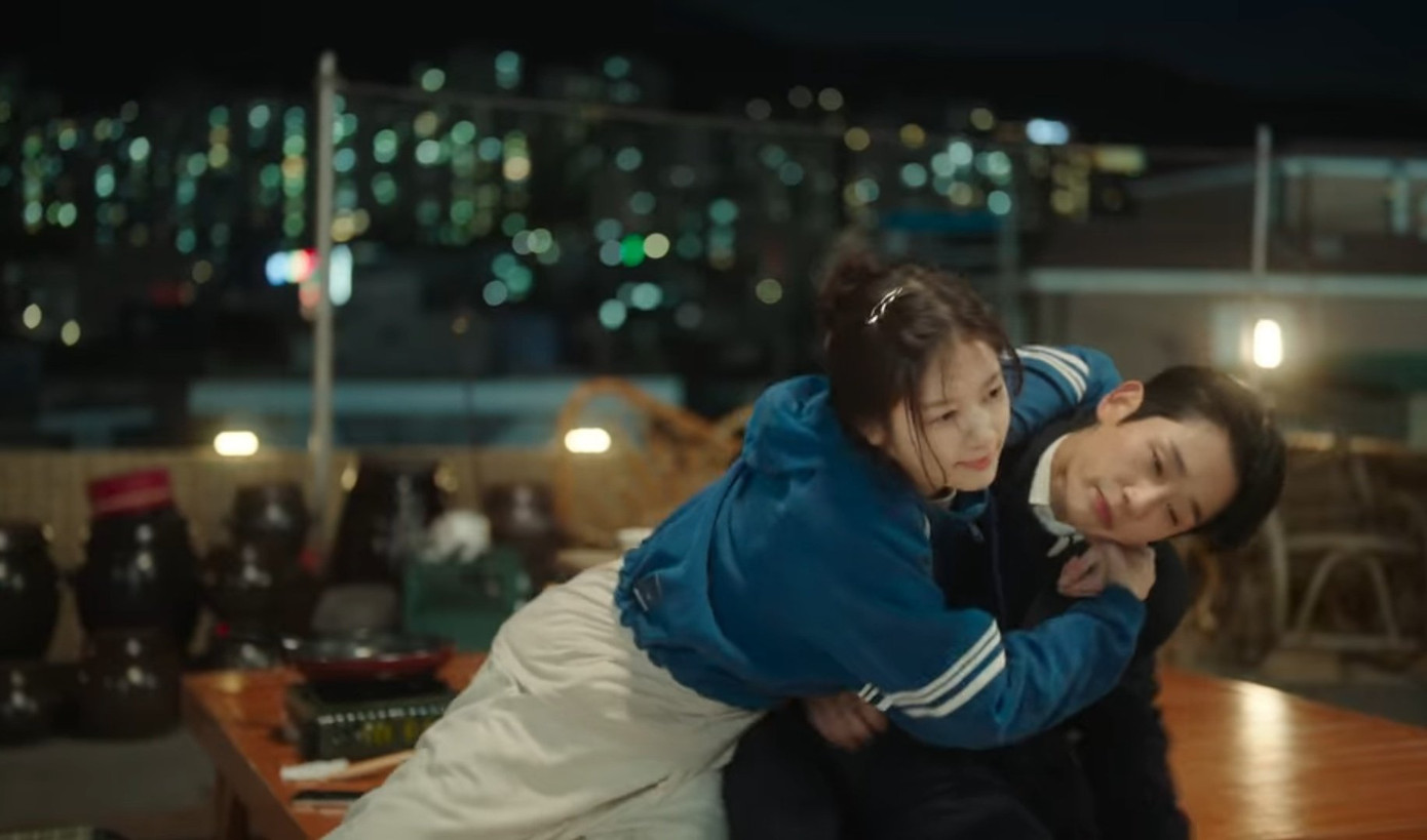 Dù tỏ vẻ bất mãn, nhưng Seung Hyo luôn chiều theo Seok Ryu từ nhỏ tới lớn.