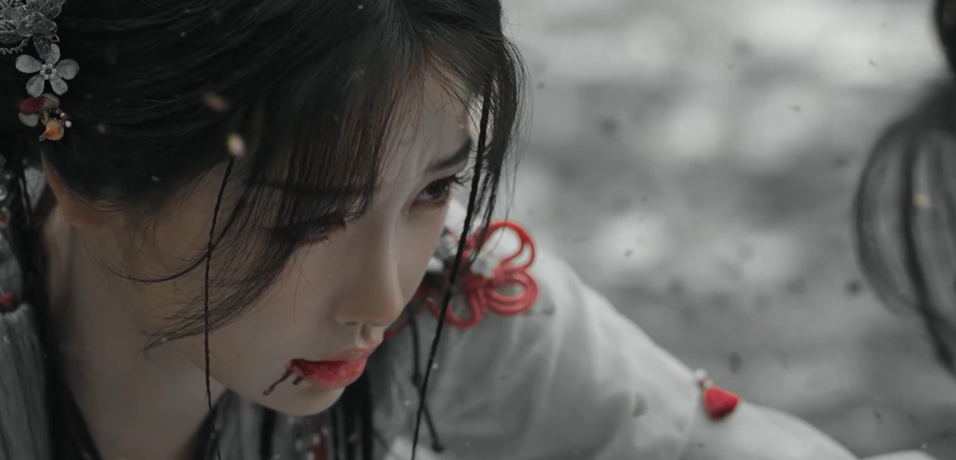 Cái nghiêng đầu về phía trước của Mộ Thanh để Diệu Diệu dễ rút sợi dây hơn đã cho thấy sự biến chuyển trong nội tâm của chàng.