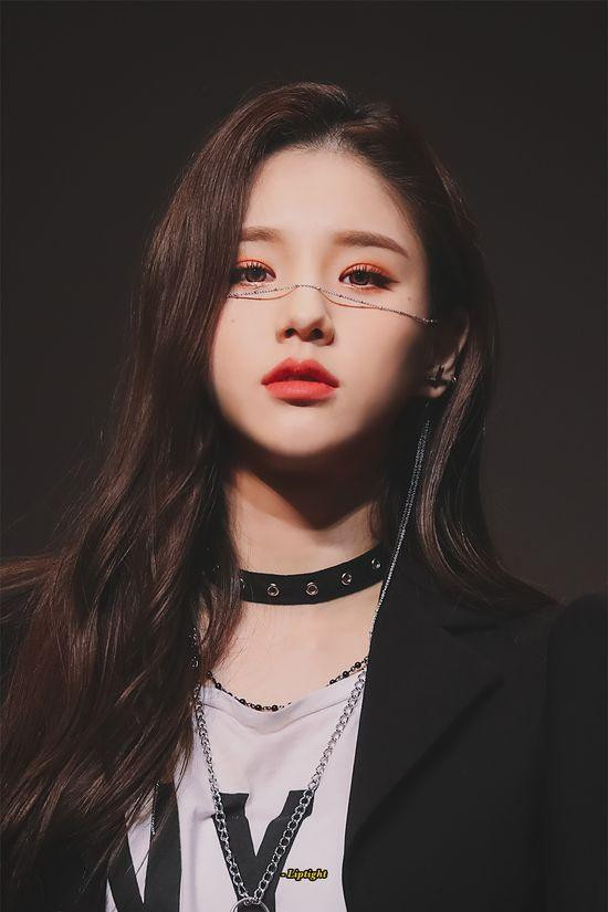 Heejin từng gây bão mạng xã hội với bức ảnh đeo face chain được fan chụp tại fansign.