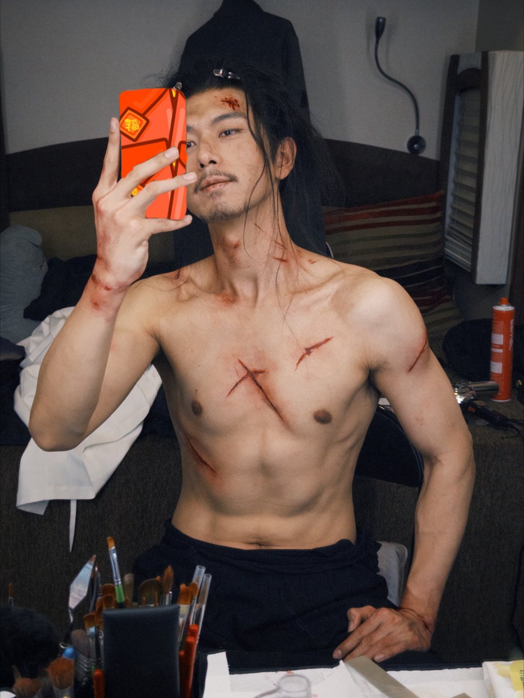 Hai tấm ảnh nét căng cơ bụng của Lý Hiện khiến fan sốt sắng chờ cảnh Tưởng đại nhân bị thương. Hai tấm ảnh nét căng cơ bụng của Lý Hiện khiến fan sốt sắng chờ cảnh Tưởng đại nhân bị thương.