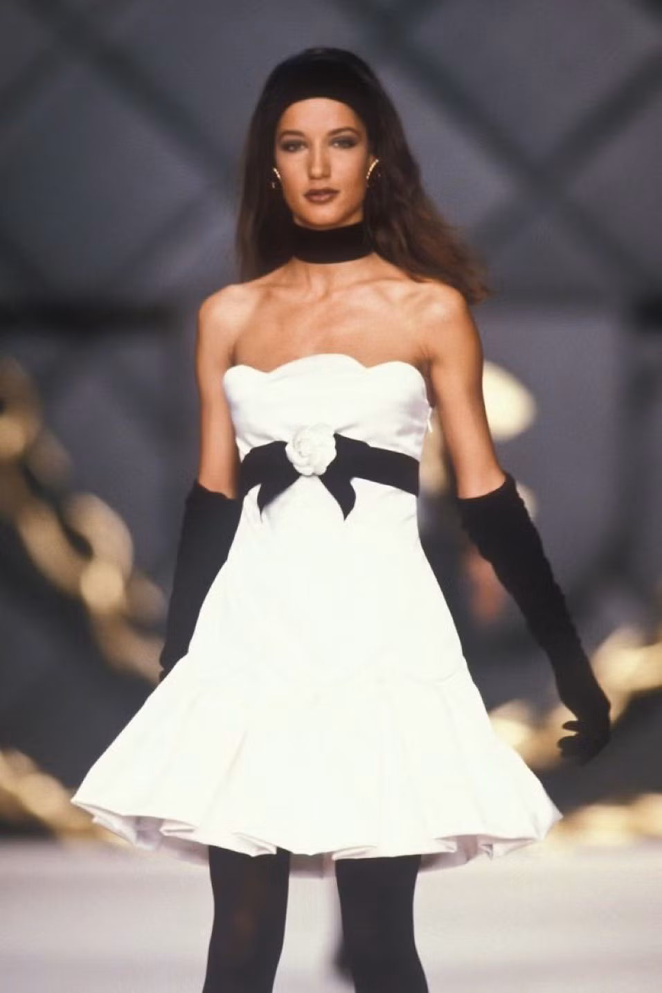 Tạo hình của Jennie tại Met Gala 2023 gần như sát với nguyên mẫu do Karl Lagerfeld thiết kế vào năm 1990. Tạo hình của Jennie tại Met Gala 2023 gần như sát với nguyên mẫu do Karl Lagerfeld thiết kế vào năm 1990.