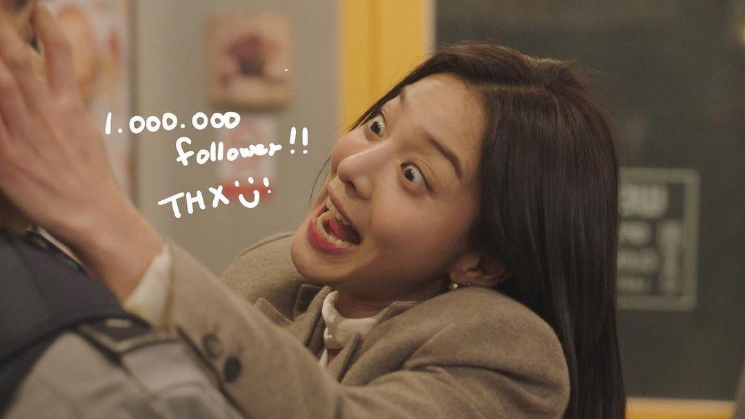 Bức ảnh chụp màn hình từ bộ phim Hẹn Hò Chốn Công Sở được In Ah tận dụng làm meme chúc mừng Instagram cán mốc 1 triệu lượt theo dõi. Bức ảnh chụp màn hình từ bộ phim Hẹn Hò Chốn Công Sở được In Ah tận dụng làm meme chúc mừng Instagram cán mốc 1 triệu lượt theo dõi.