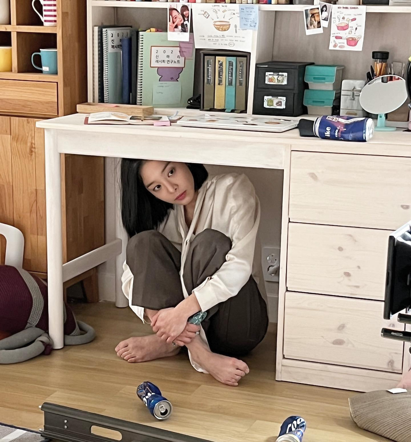 Đâu chỉ ảnh ngủ gật, một khoảnh khắc trốn gầm bàn cũng được In Ah khoe với fan. Đâu chỉ ảnh ngủ gật, một khoảnh khắc trốn gầm bàn cũng được In Ah khoe với fan.