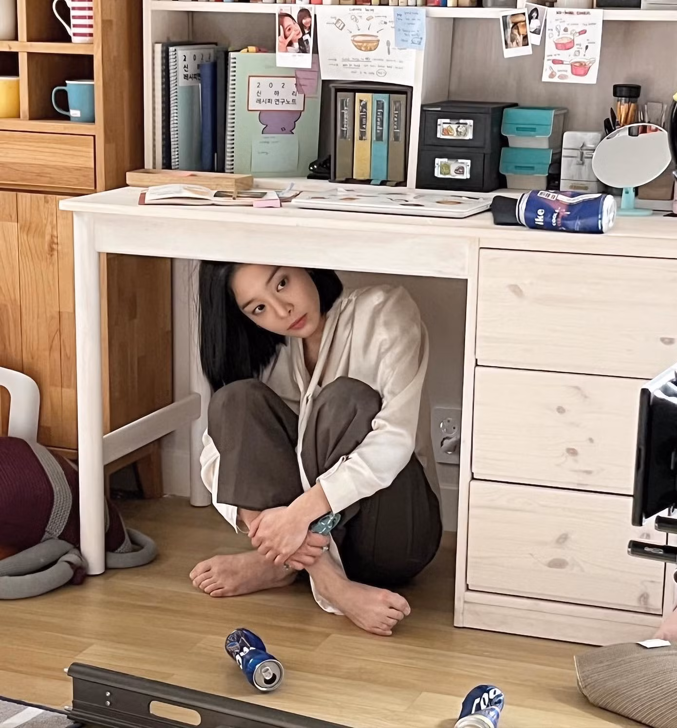 Đâu chỉ ảnh ngủ gật, một khoảnh khắc trốn gầm bàn cũng được In Ah khoe với fan. Đâu chỉ ảnh ngủ gật, một khoảnh khắc trốn gầm bàn cũng được In Ah khoe với fan.
