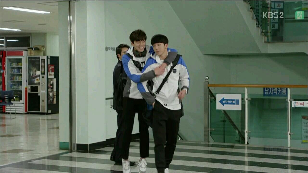 Kim Min Kyu đóng vai đội trưởng đội bơi lội trong School 2015. Kim Min Kyu đóng vai đội trưởng đội bơi lội trong School 2015.