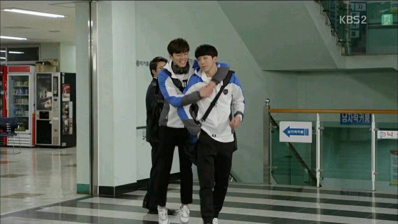Kim Min Kyu đóng vai đội trưởng đội bơi lội trong School 2015.
