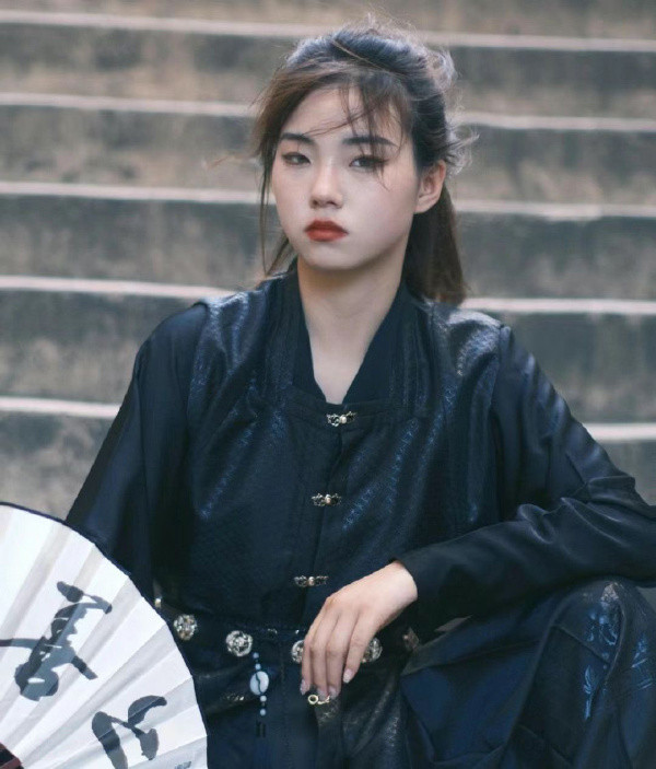 "Má vương" ngoài đời khi "lên đồ" sang xịn khiến dân mạng ngỡ ngàng. "Má vương" ngoài đời khi "lên đồ" sang xịn khiến dân mạng ngỡ ngàng.