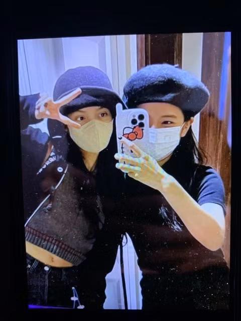 Bức ảnh selfie của Jisoo (phải), Lisa (trái) bị một người dùng mạng xã hội tung ra gần đây.