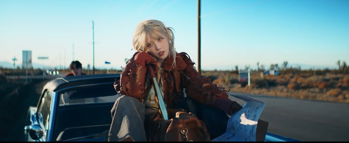 IU đẹp phát sáng trong mái tóc bạch kim, chuyển biến từ hào nhoáng, sang chảnh tới phá cách, nổi loạn trong vai trò vị thần và kẻ trộm.