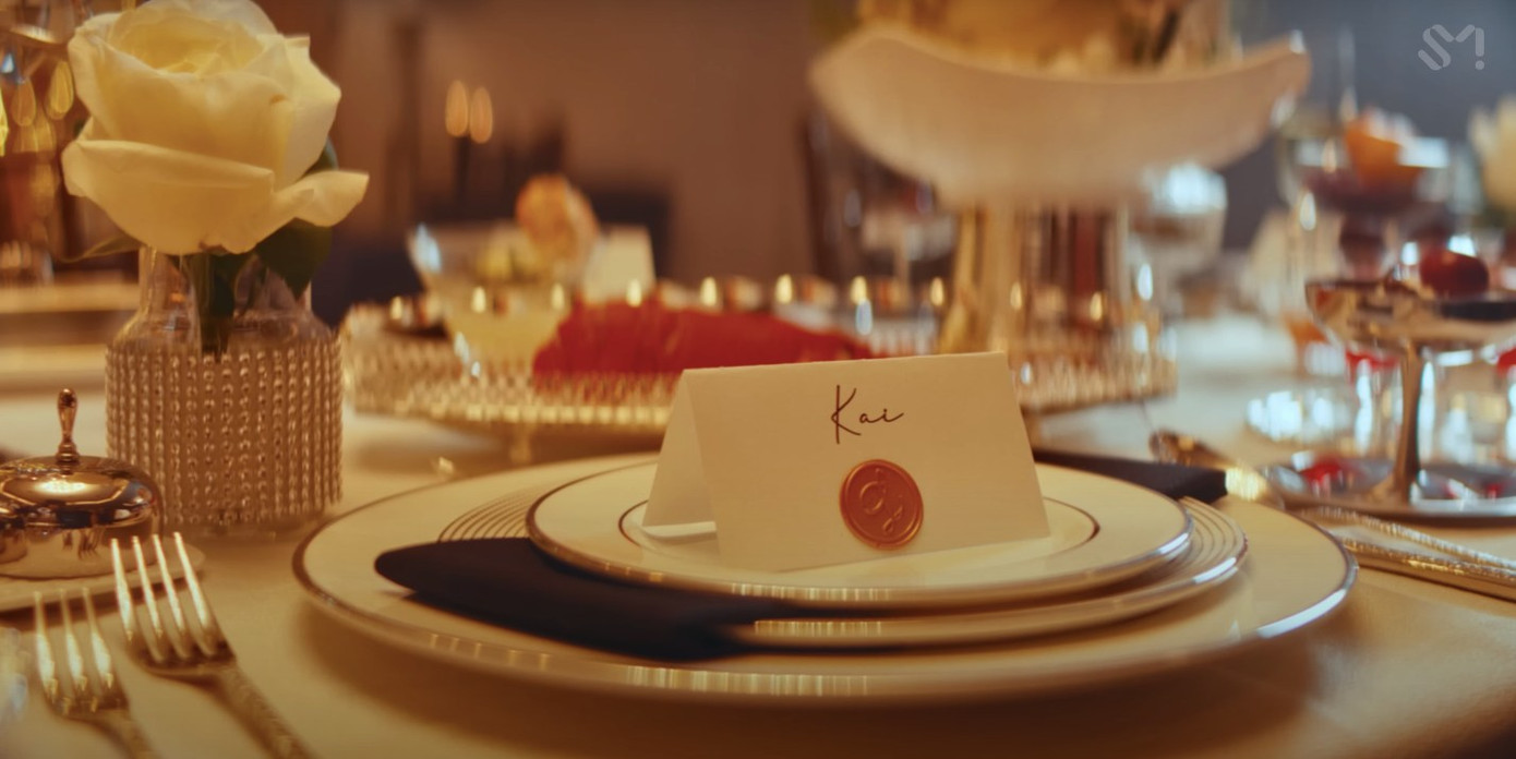 Một tấm thiệp trên bàn tiệc của EXO trong MV có tên KAI dù anh không xuất hiện trong MV Cream Soda khiến fan xúc động. Một tấm thiệp trên bàn tiệc của EXO trong MV có tên KAI dù anh không xuất hiện trong MV Cream Soda khiến fan xúc động.