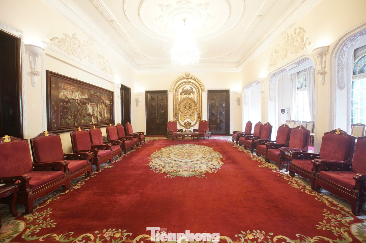 Cổng của Bắc Bộ Phủ cũng được sắp đặt các "điểm chạm" - đánh dấu vết đạn còn lưu lại từ cuộc chiến năm xưa giành lấy độc lập dân tộc. - Ảnh: Gia Linh - Duy Phạm/ Báo Tiền Phong