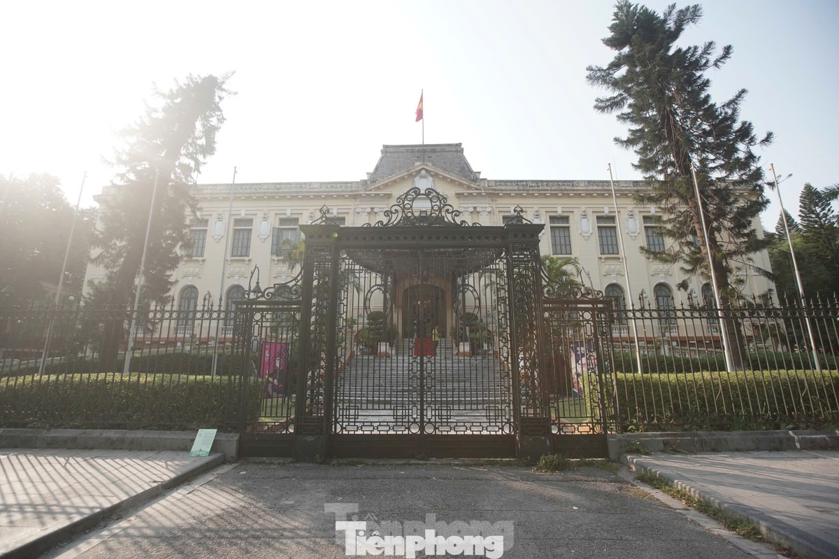 Cổng của Bắc Bộ Phủ cũng được sắp đặt các "điểm chạm" - đánh dấu vết đạn còn lưu lại từ cuộc chiến năm xưa giành lấy độc lập dân tộc. - Ảnh: Gia Linh - Duy Phạm/ Báo Tiền Phong