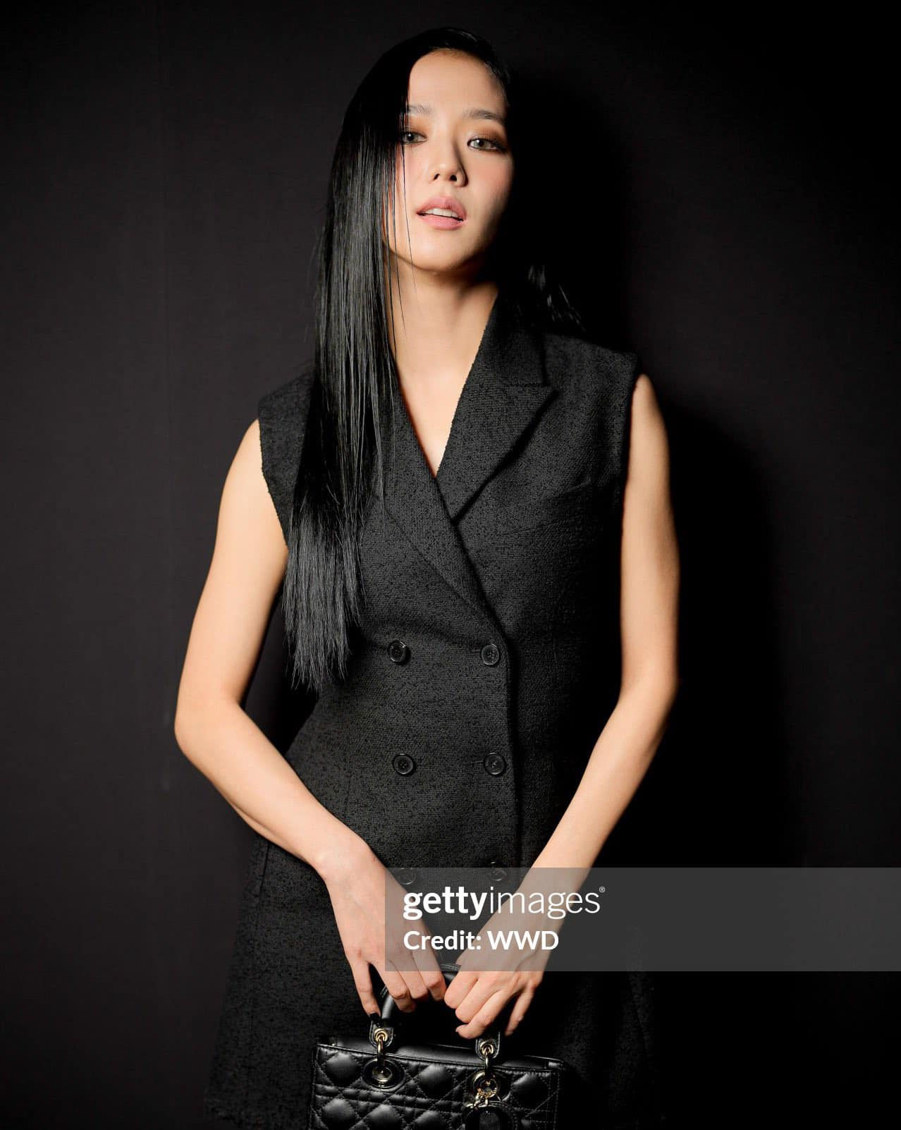 Jisoo sang trọng, quyền lực, phá cách trong trang phục đen. Địch Lệ Nhiệt Ba thanh lịch, tao nhã với chiếc đầm trắng. Cả hai đều diện set đồ tới từ bộ sưu tập mới nhất của Dior. Jisoo sang trọng, quyền lực, phá cách trong trang phục đen. Địch Lệ Nhiệt Ba thanh lịch, tao nhã với chiếc đầm trắng. Cả hai đều diện set đồ tới từ bộ sưu tập mới nhất của Dior.