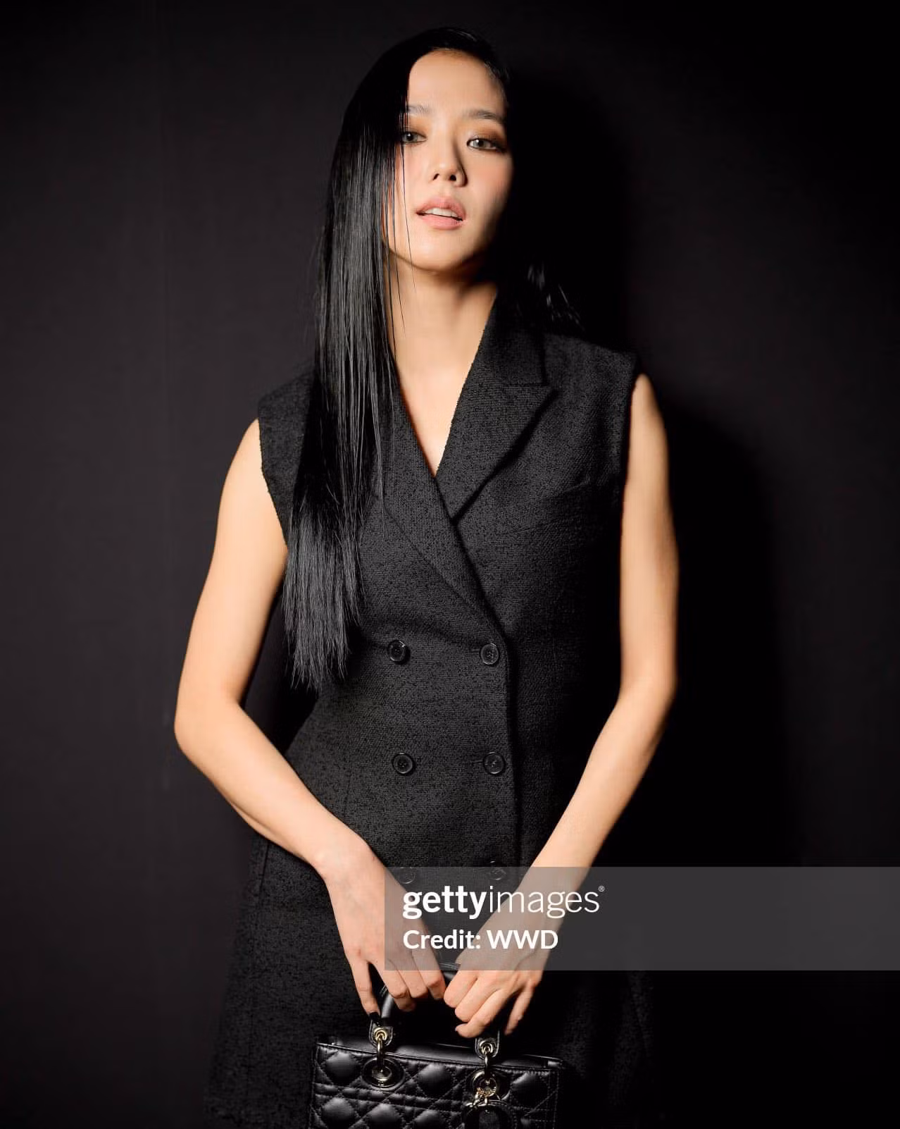 Jisoo sang trọng, quyền lực, phá cách trong trang phục đen. Địch Lệ Nhiệt Ba thanh lịch, tao nhã với chiếc đầm trắng. Cả hai đều diện set đồ tới từ bộ sưu tập mới nhất của Dior. Jisoo sang trọng, quyền lực, phá cách trong trang phục đen. Địch Lệ Nhiệt Ba thanh lịch, tao nhã với chiếc đầm trắng. Cả hai đều diện set đồ tới từ bộ sưu tập mới nhất của Dior.