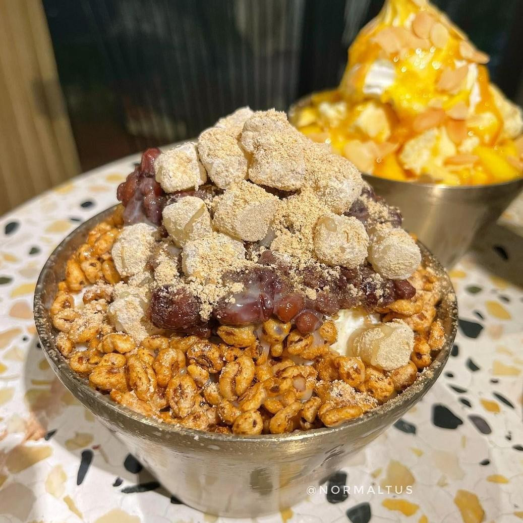 Một cốc bingsu đầy ăm ắp với đá bào mát lạnh và topping từ hoa quả đến phomai, bỏng giòn... với giá từ 35K trở lên khiến giới trẻ mê mẩn. - Ảnh: @normaltus