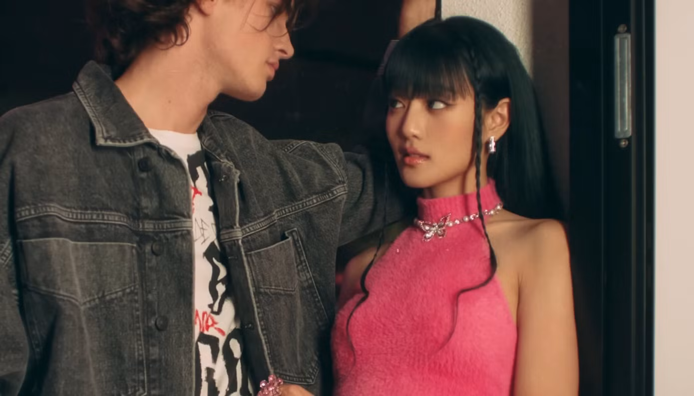 Minnie là "queen" (nữ hoàng) trong MV Allergy, một cô gái xinh đẹp cuốn hút mà bất kỳ ai cũng muốn trở thành.