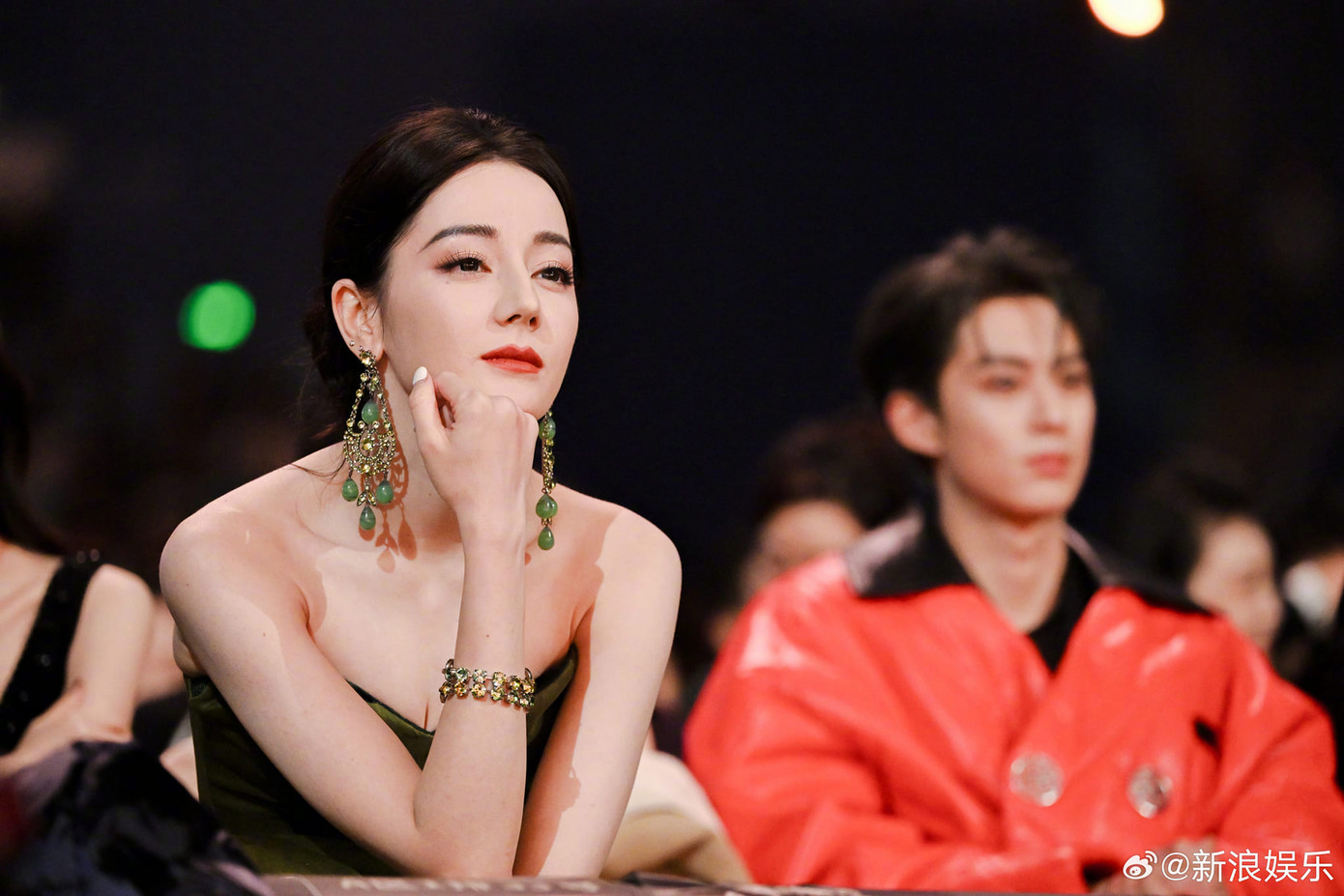 Góc máy bị cho là "tàn độc" từ ban tổ chức với Vương Hạc Đệ. Anh mặc áo đỏ, ngồi sau thần tượng của mình - Địch Lệ Nhiệt Ba, dù chung khung hình nhưng bị làm mờ. Góc máy bị cho là "tàn độc" từ ban tổ chức với Vương Hạc Đệ. Anh mặc áo đỏ, ngồi sau thần tượng của mình - Địch Lệ Nhiệt Ba, dù chung khung hình nhưng bị làm mờ.