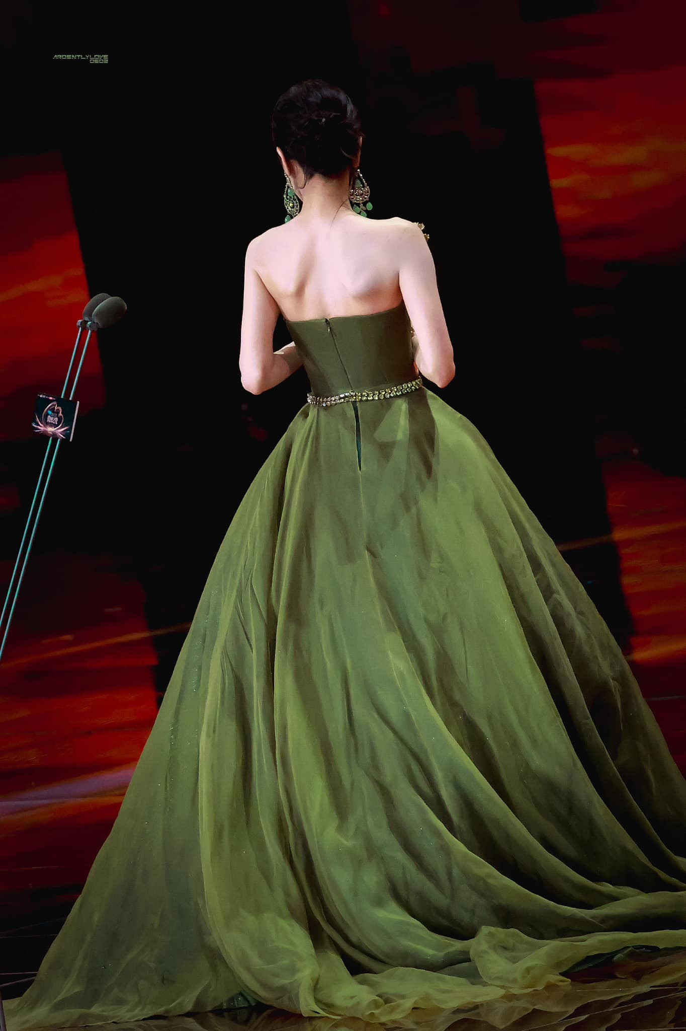 Bóng lưng cùng xương cánh bướm gây thương nhớ của Địch Lệ Nhiệt Ba.