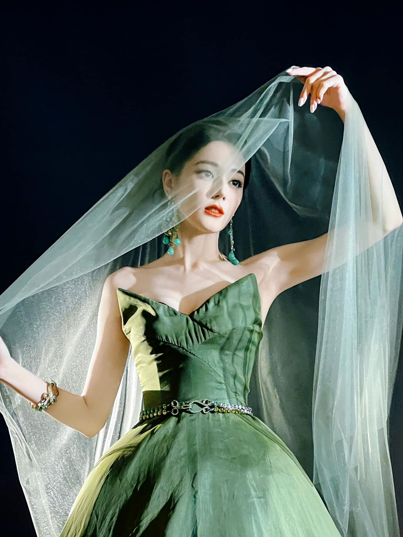 Ảnh tạo hình của Địch Lệ Nhiệt Ba có vẻ cũng được dựng phông và chụp khá nhanh giữa hai sự kiện.