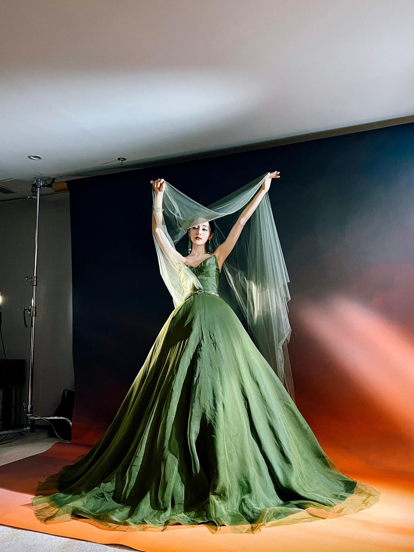 Ảnh tạo hình của Địch Lệ Nhiệt Ba có vẻ cũng được dựng phông và chụp khá nhanh giữa hai sự kiện.