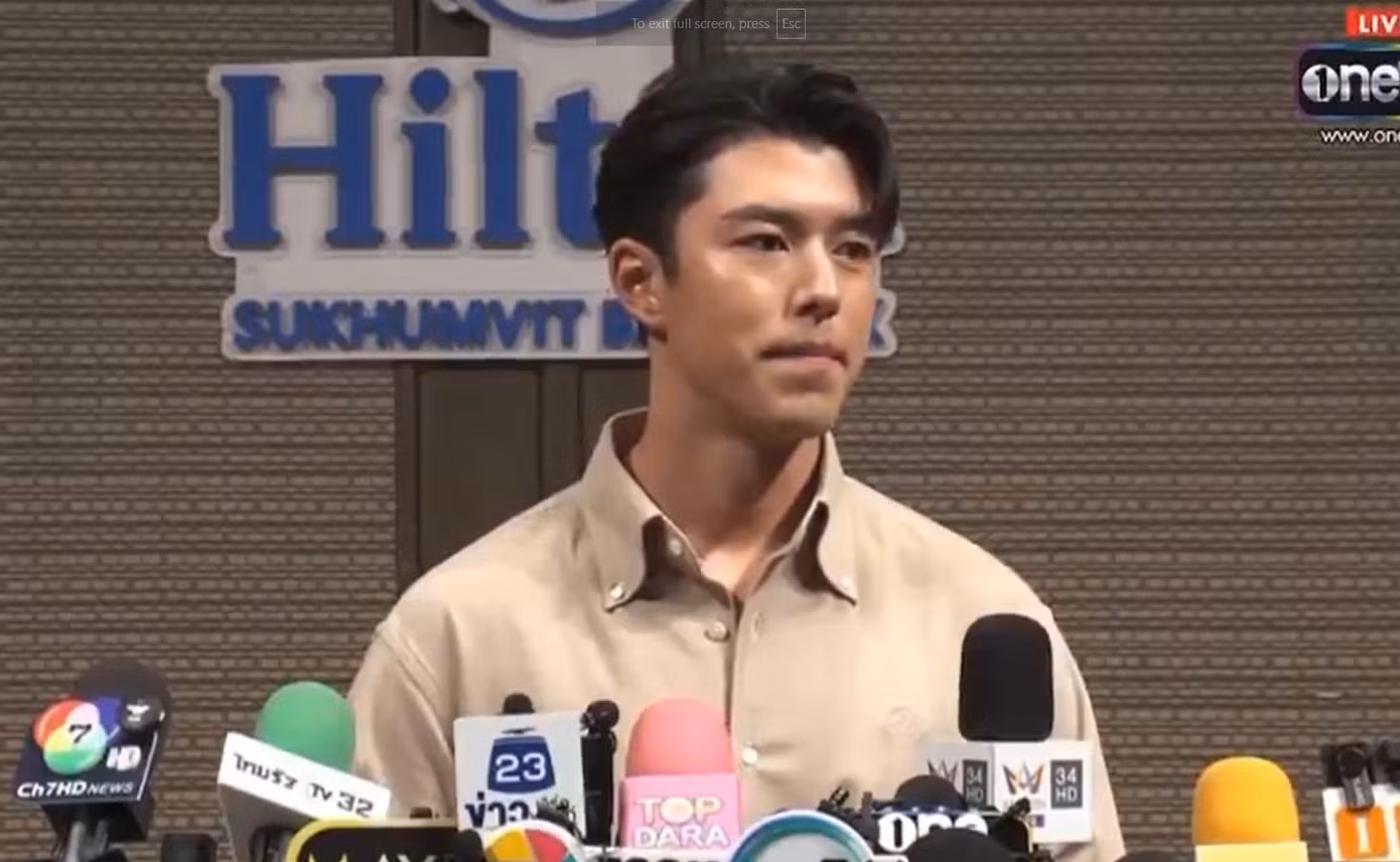 Nine Naphat tại họp báo. Nine Naphat tại họp báo.